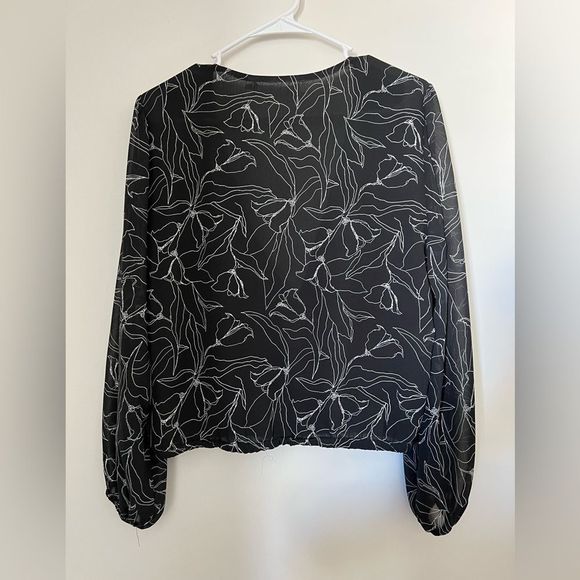 ASTR the Label black floral long sleeve top with puff sleeves size medium - Picture 4 of 10